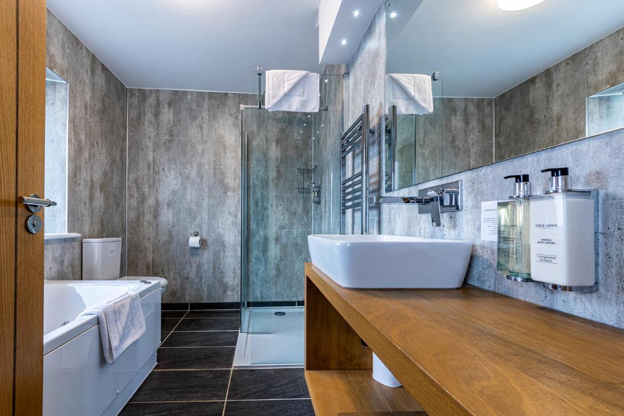 Отель Crossways Вэллс Экстерьер фото Bathroom