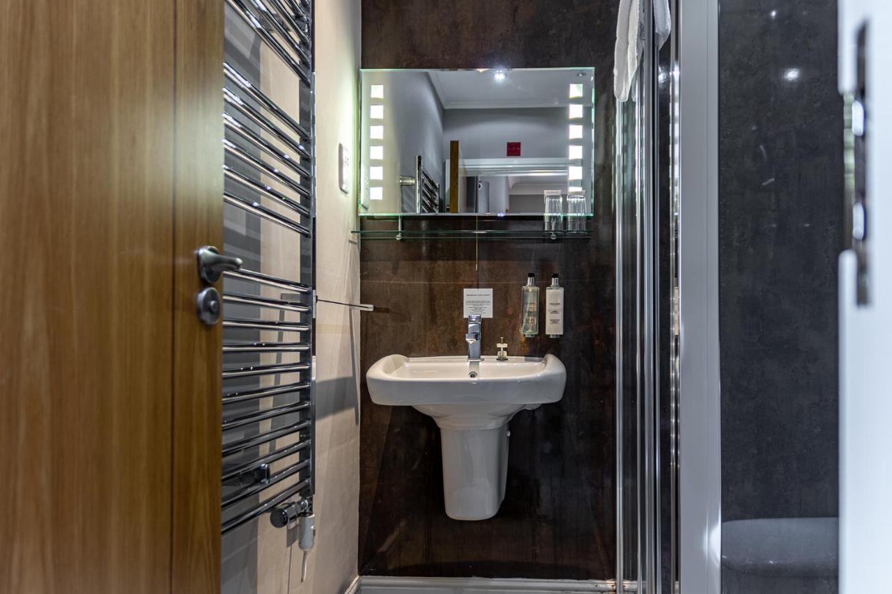 Отель Crossways Вэллс Экстерьер фото A wet room