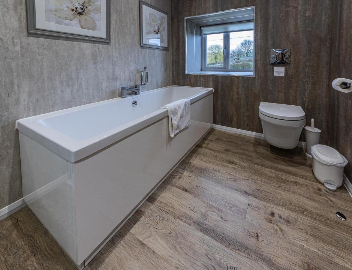 Отель Crossways Вэллс Экстерьер фото Bathroom with a shower bath