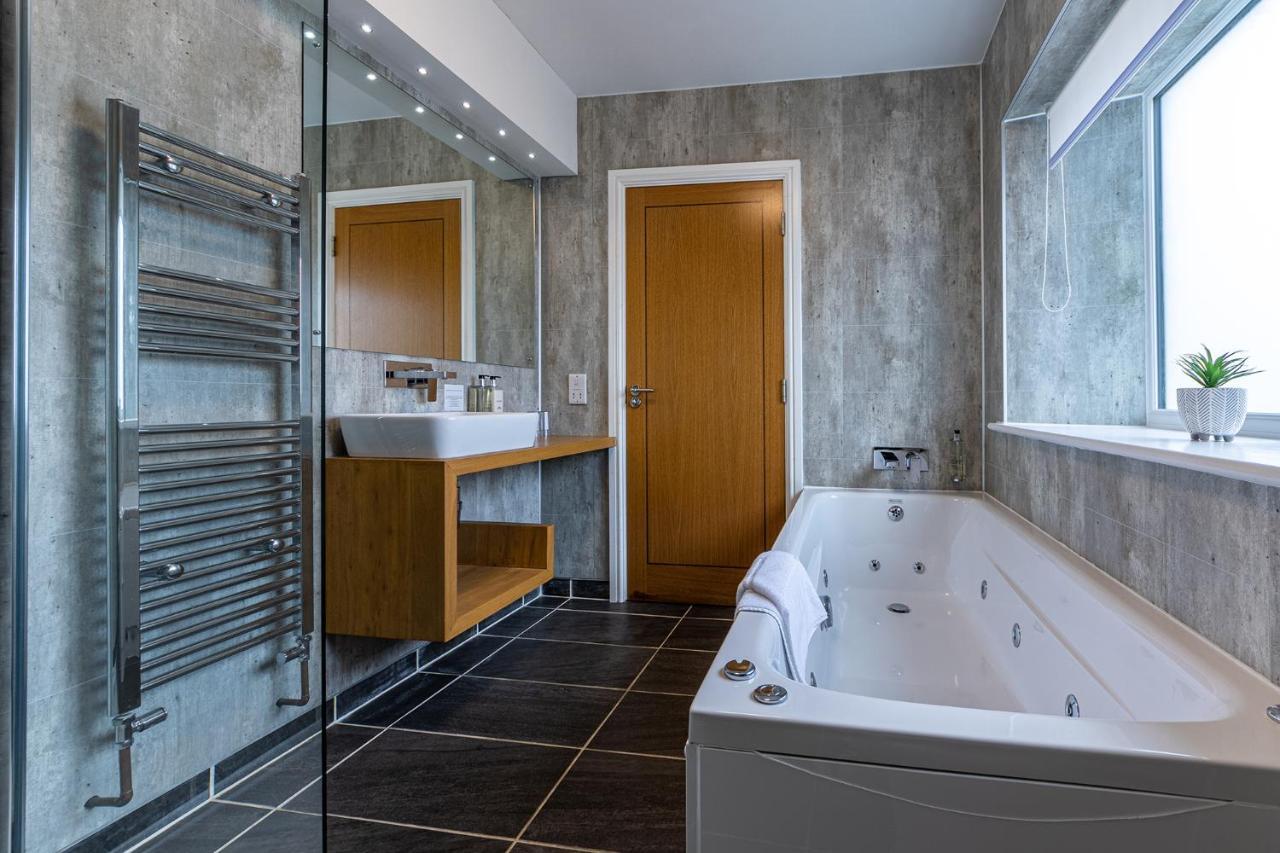 Отель Crossways Вэллс Экстерьер фото Bathroom