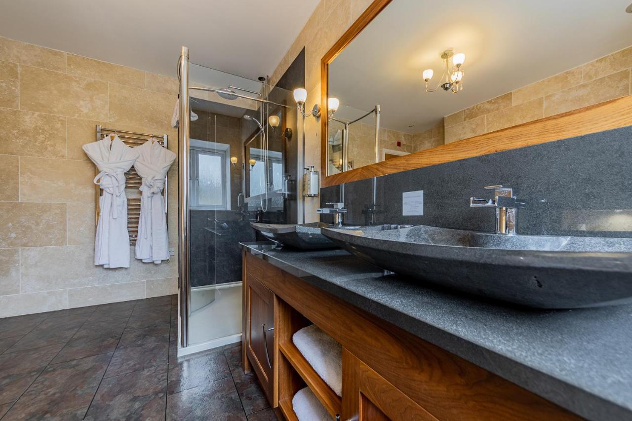 Отель Crossways Вэллс Экстерьер фото Bathroom