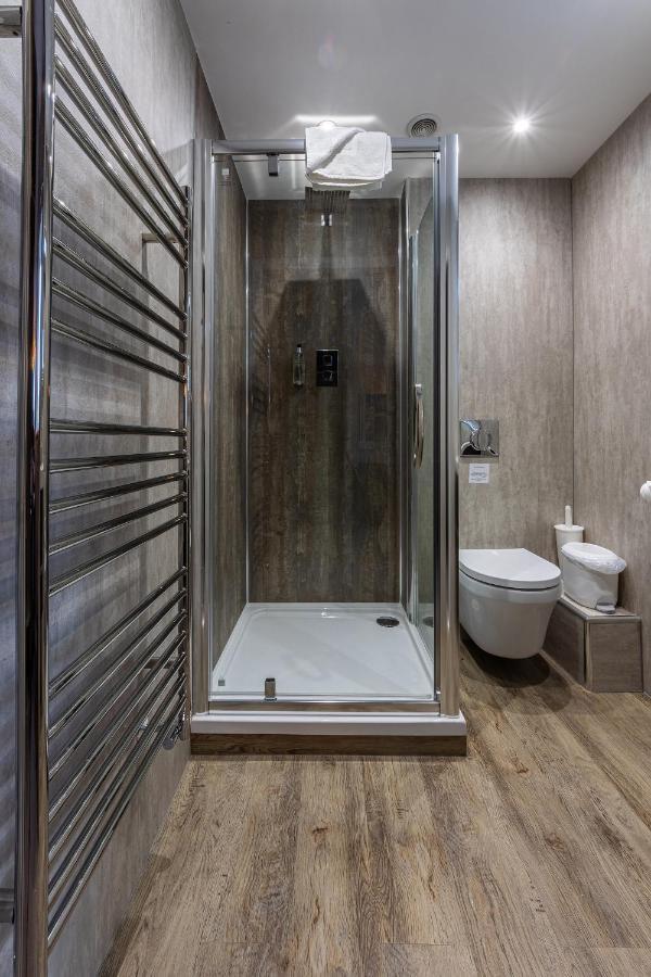 Отель Crossways Вэллс Экстерьер фото A shower cubicle