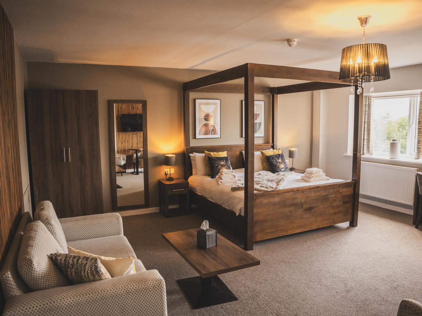 Отель Crossways Вэллс Экстерьер фото A bedroom at The Old Vicarage Hotel