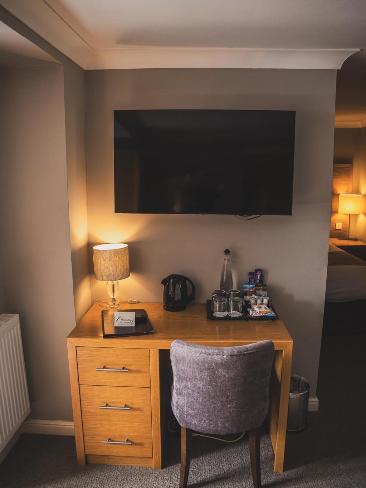 Отель Crossways Вэллс Экстерьер фото A television in a hotel room