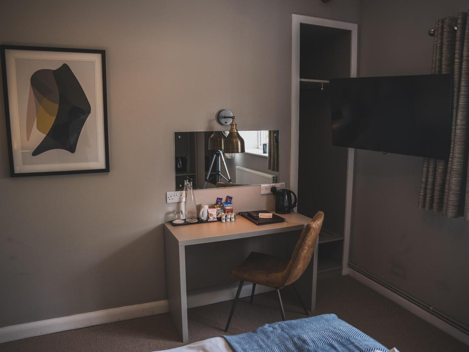 Отель Crossways Вэллс Экстерьер фото A room at the hotel