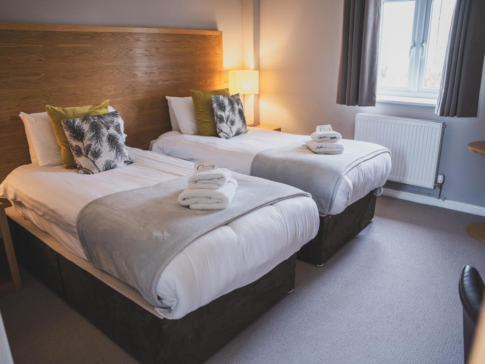 Отель Crossways Вэллс Экстерьер фото A room at the hotel