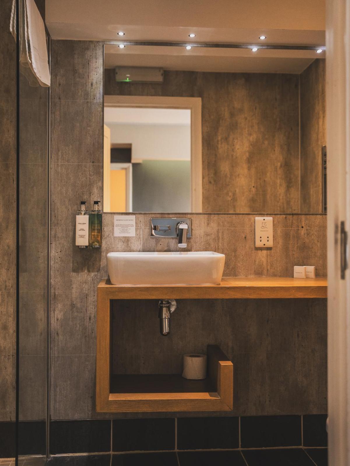 Отель Crossways Вэллс Экстерьер фото Bathroom