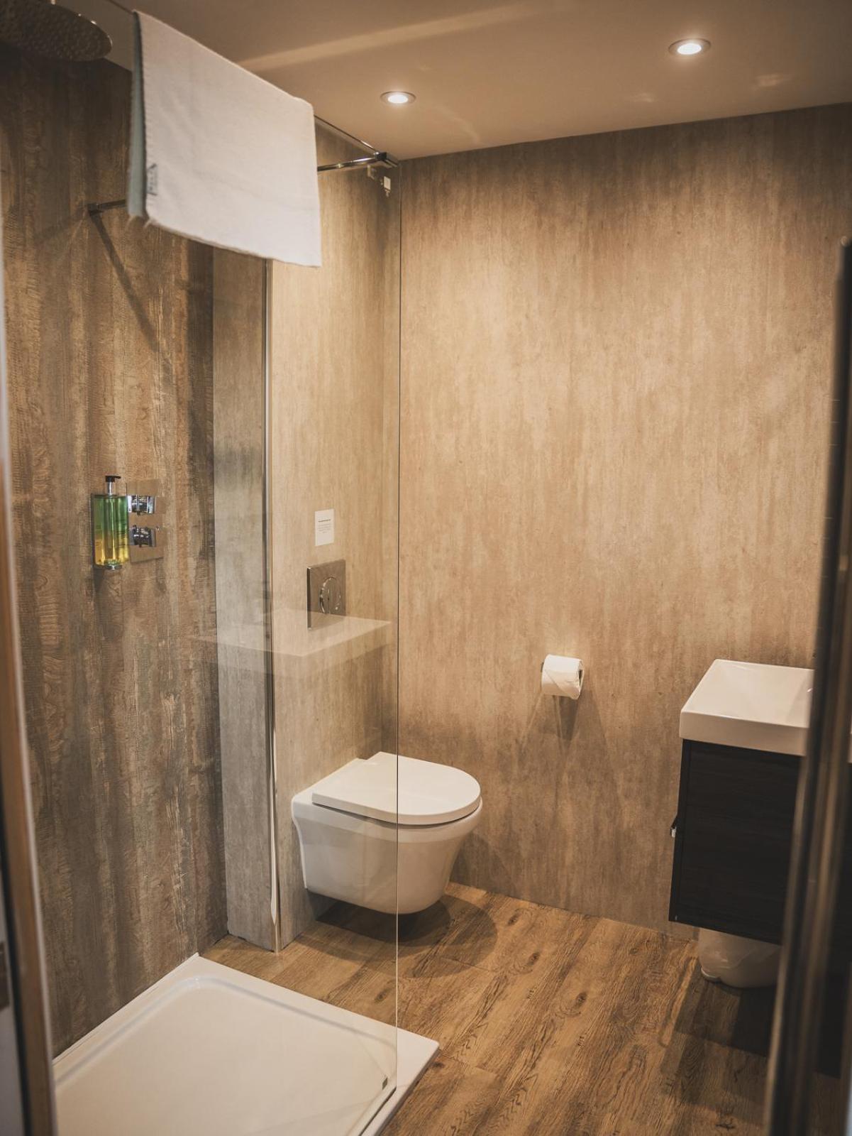 Отель Crossways Вэллс Экстерьер фото Bathroom