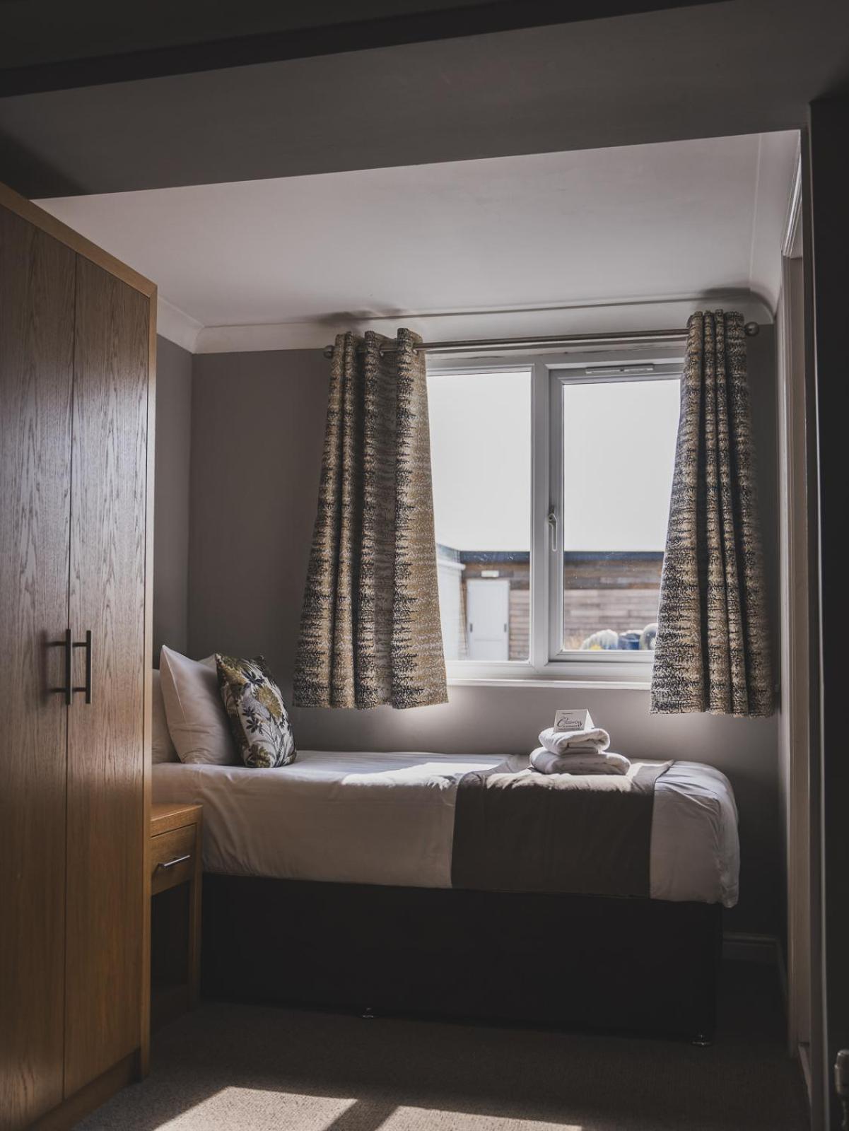 Отель Crossways Вэллс Экстерьер фото A bedroom at the hotel