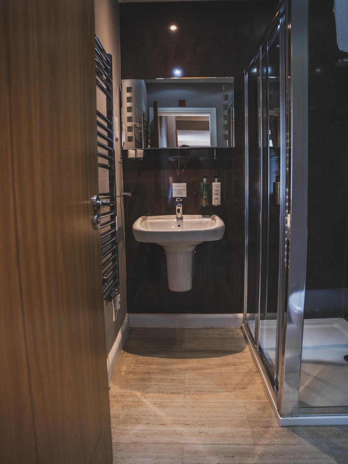 Отель Crossways Вэллс Экстерьер фото A wet room in a hotel