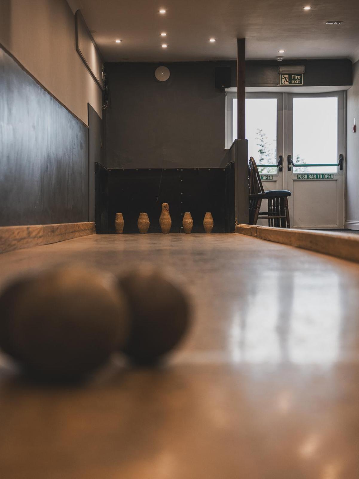Отель Crossways Вэллс Экстерьер фото A bowling alley