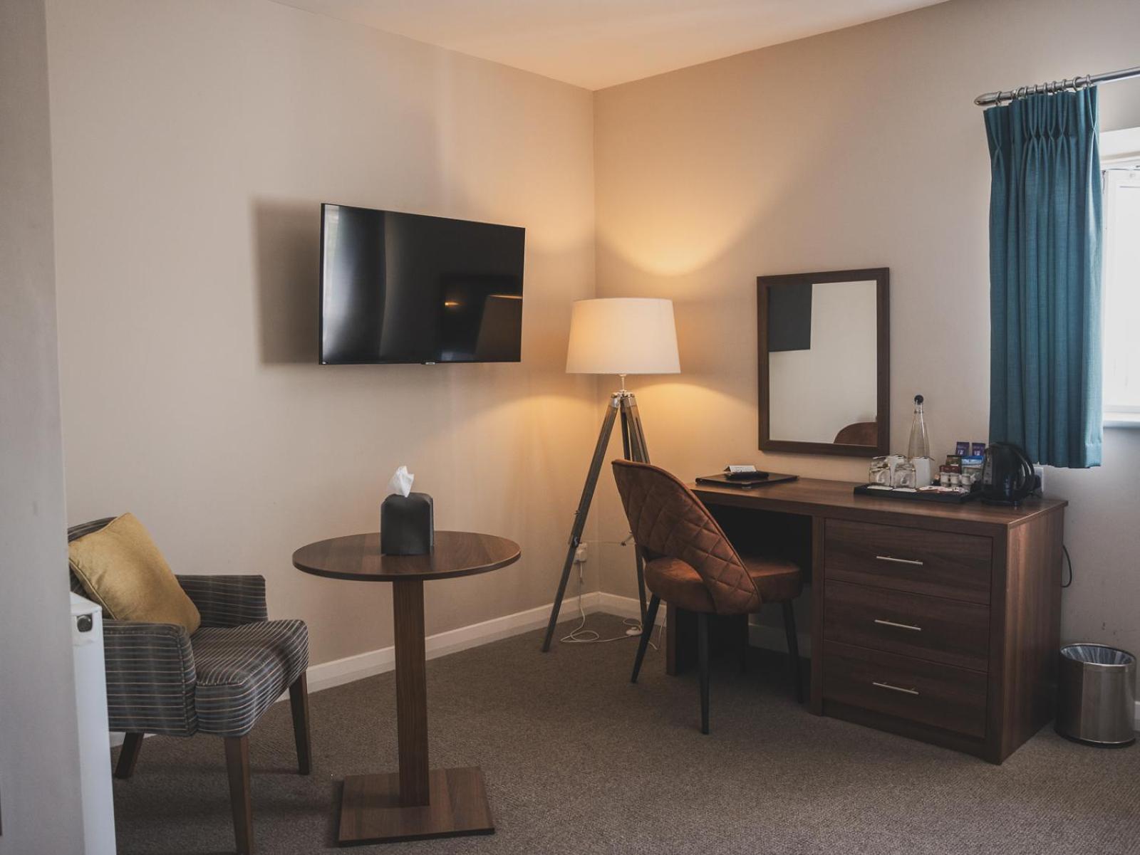 Отель Crossways Вэллс Экстерьер фото A room at the hotel