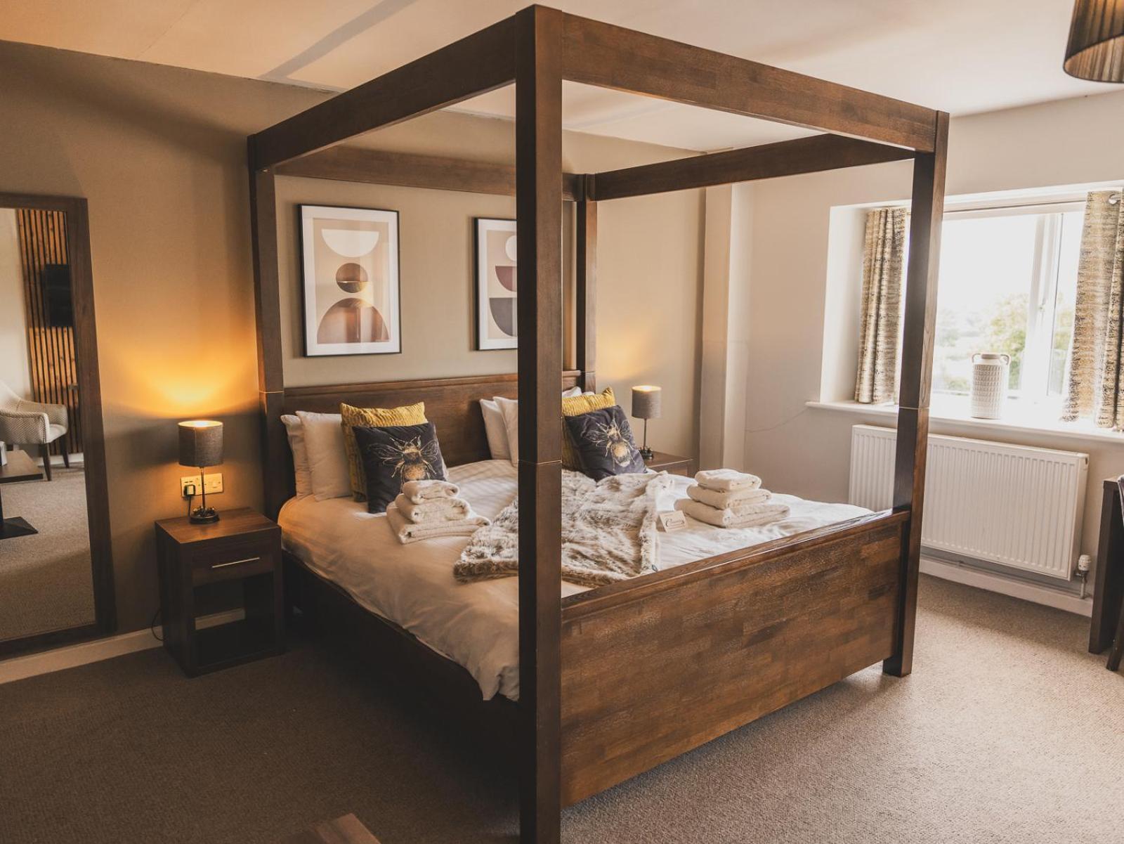 Отель Crossways Вэллс Экстерьер фото A four-poster bed