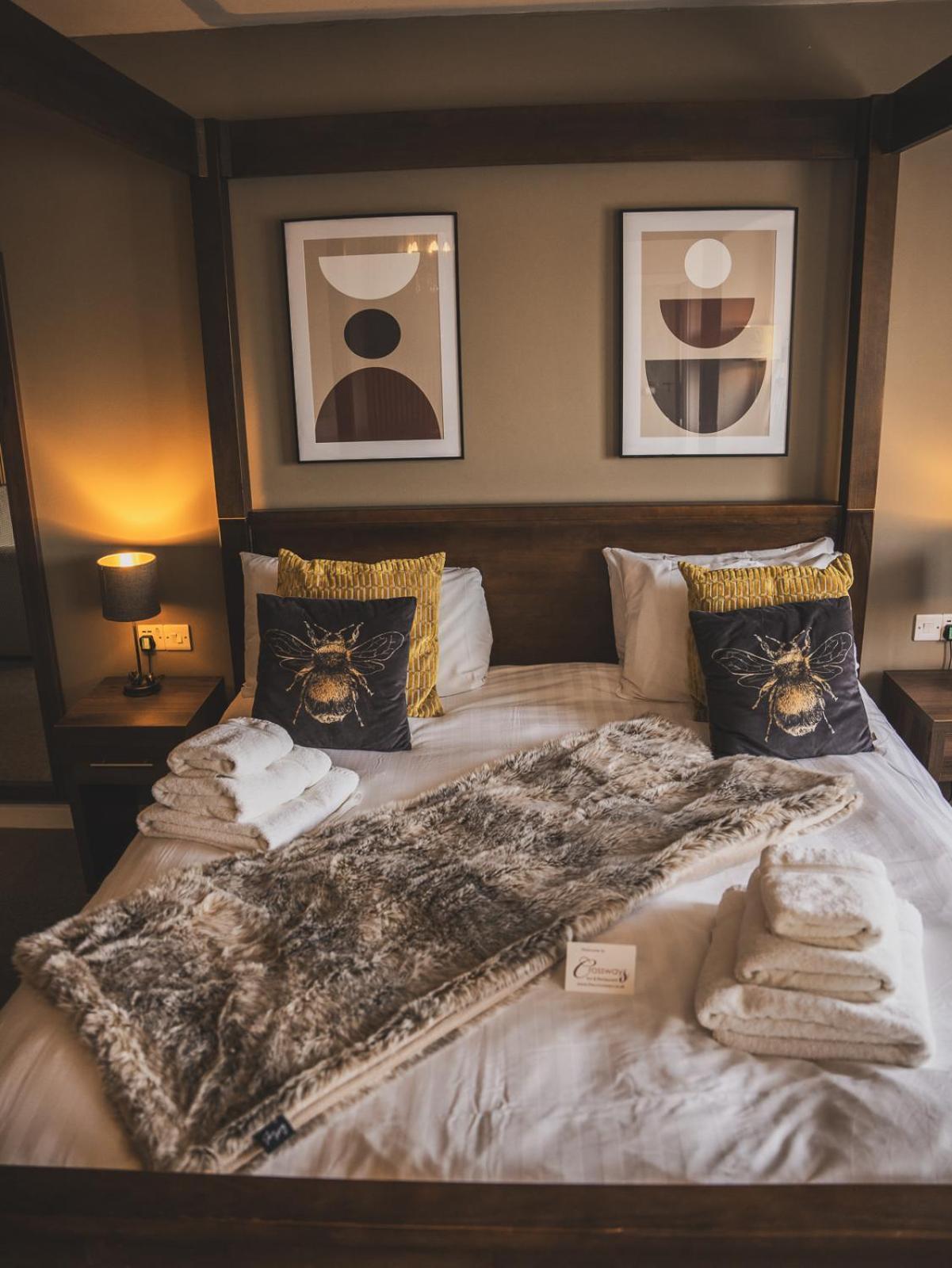 Отель Crossways Вэллс Экстерьер фото A bed with a throw