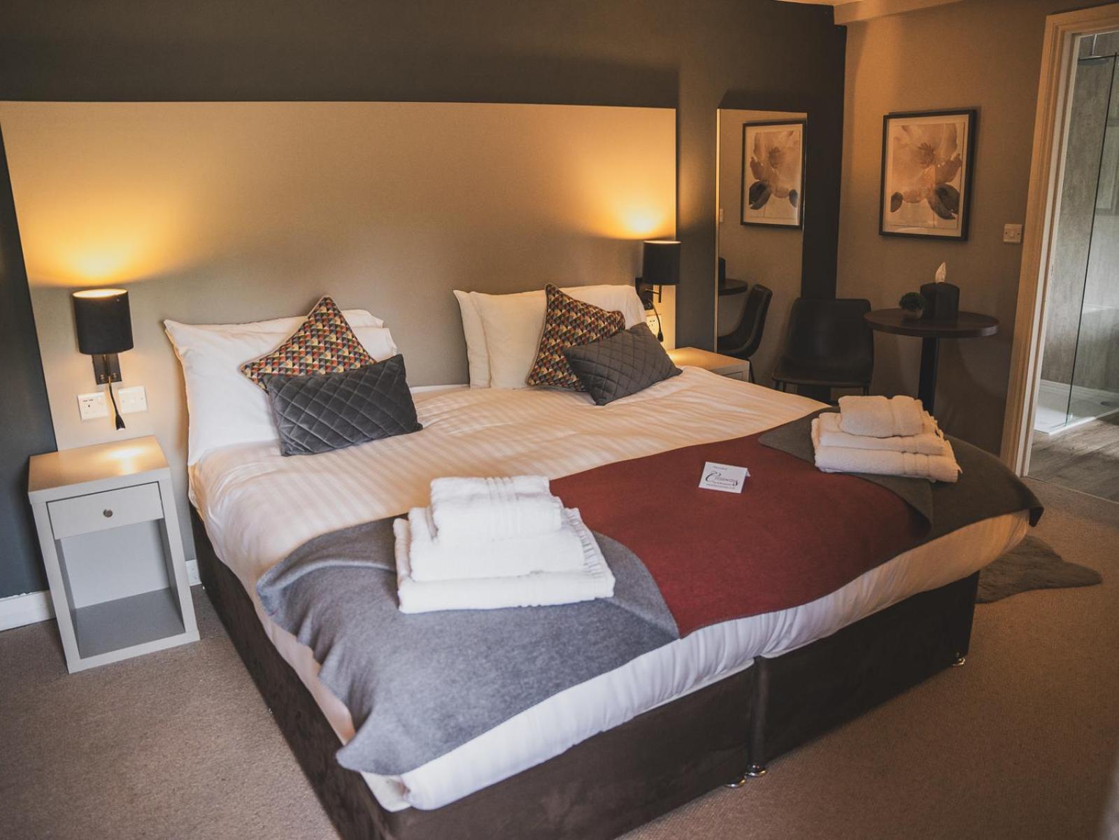 Отель Crossways Вэллс Экстерьер фото A bedroom at the hotel