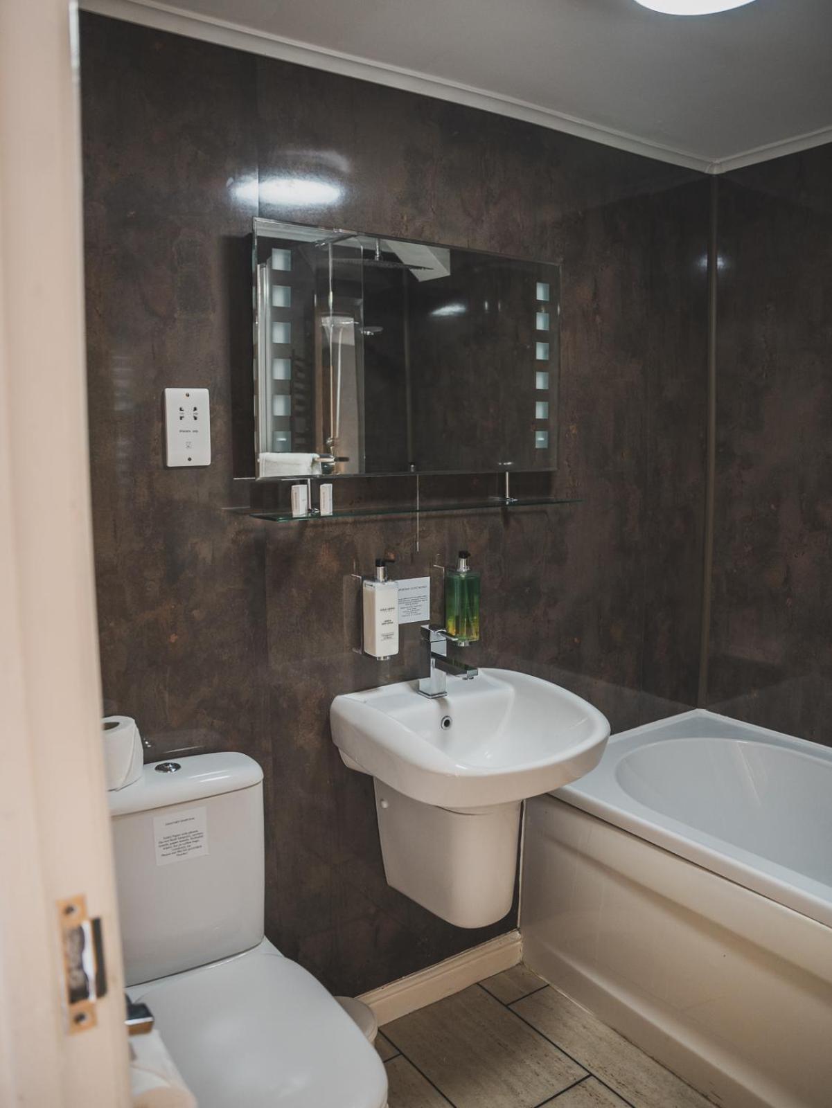 Отель Crossways Вэллс Экстерьер фото Bathroom