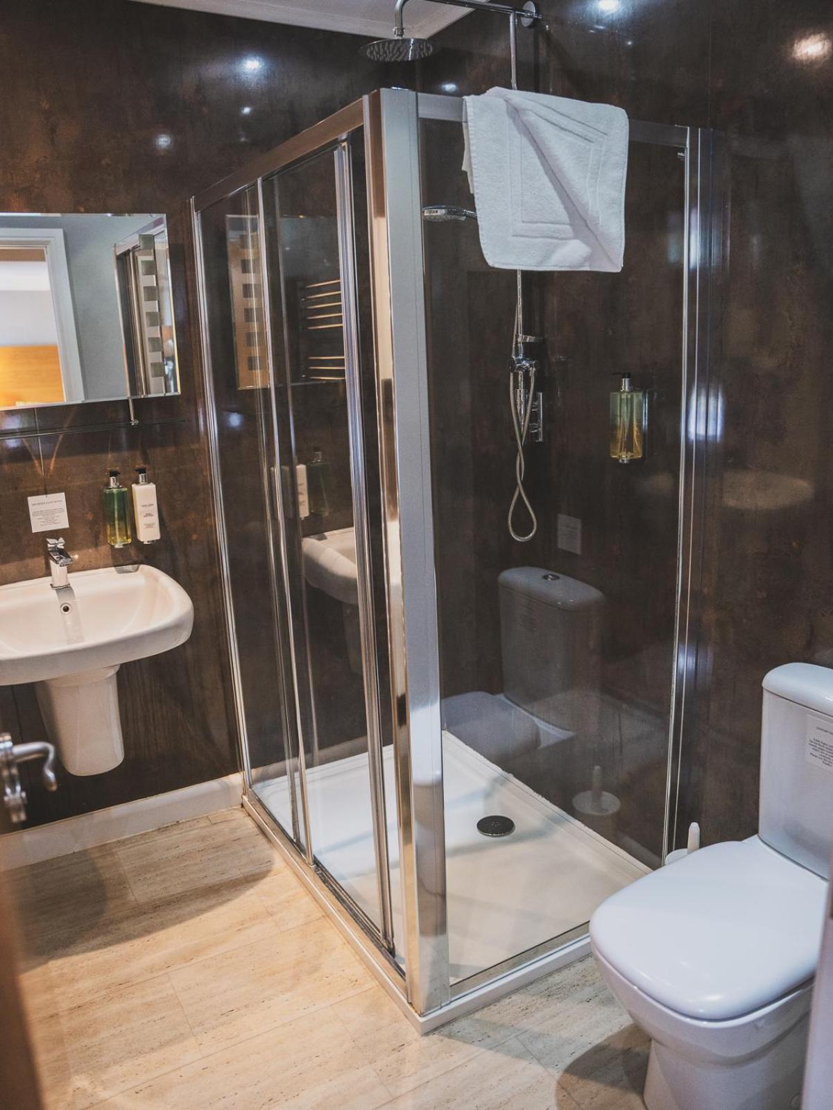Отель Crossways Вэллс Экстерьер фото A shower cubicle