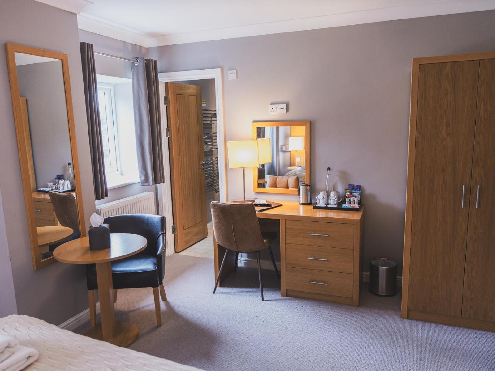 Отель Crossways Вэллс Экстерьер фото A room at the hotel