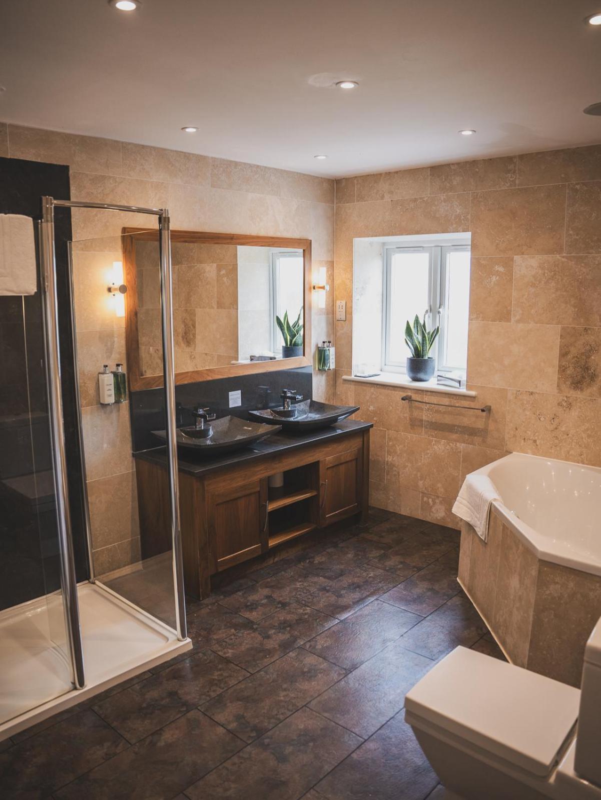 Отель Crossways Вэллс Номер фото A bathroom in the UK