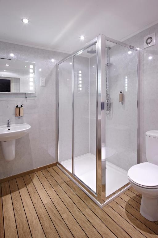 Отель Crossways Вэллс Экстерьер фото A shower cubicle